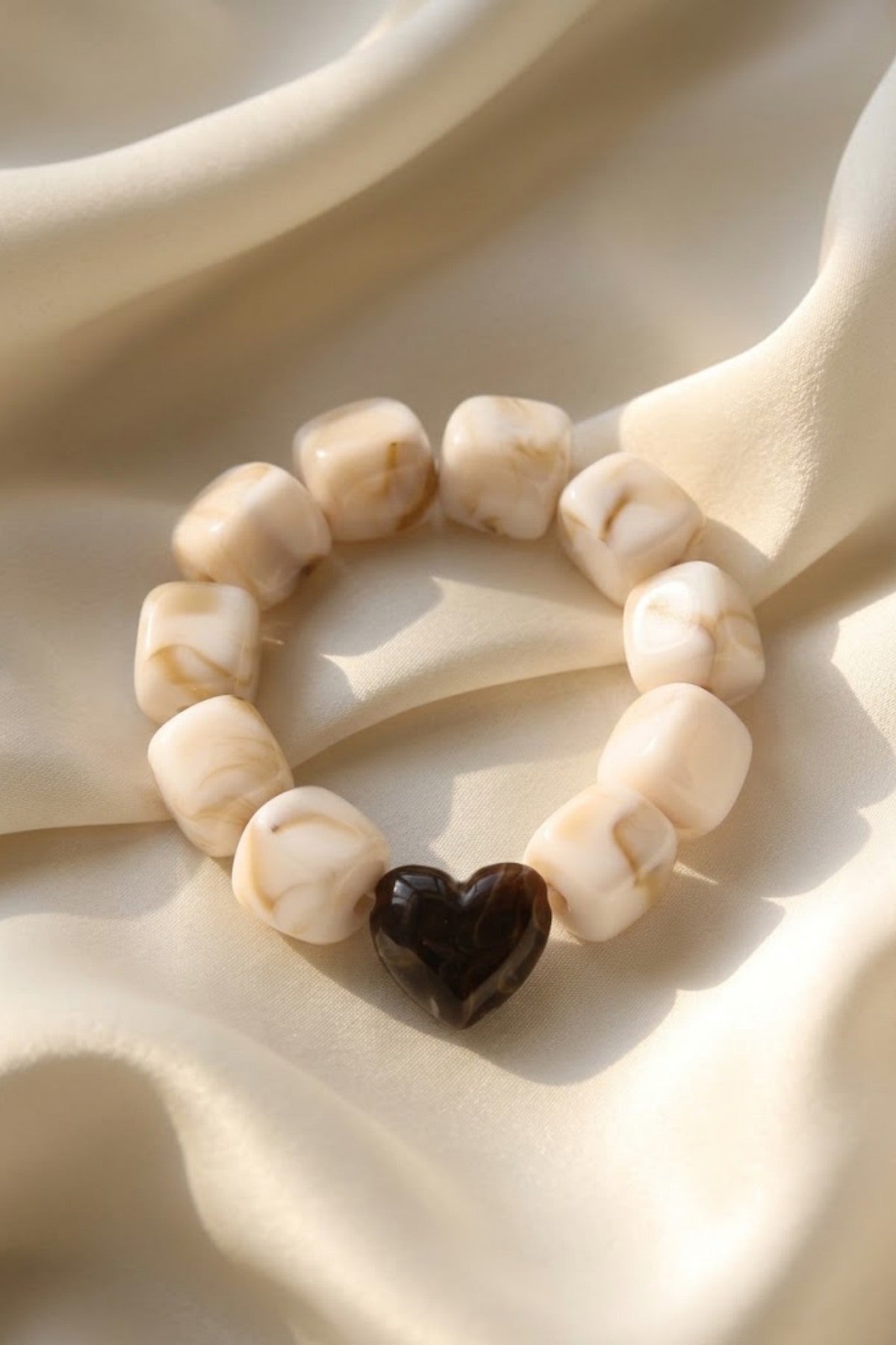 Armband met hart ecru